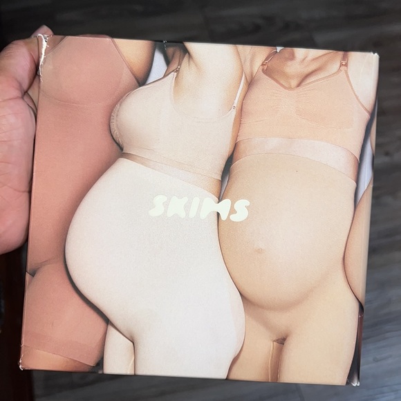 Skims maternity sculpting shorts - Picture 3 of 4